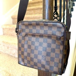 Louis Vitton Olav PM Ebene Damier shoulder bag. Pre loved shoulder bag.